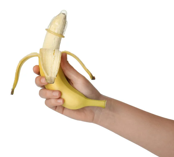 Γυναίκα Κρατώντας Μπανάνα Στο Προφυλακτικό Λευκό Φόντο Closeup Έννοια Ασφαλούς — Φωτογραφία Αρχείου