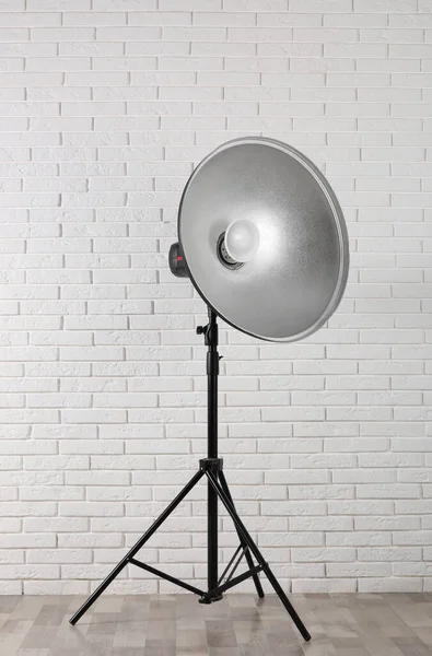 室内白砖墙附近三脚架上的专业美盘反射镜 摄影设备 — 图库照片