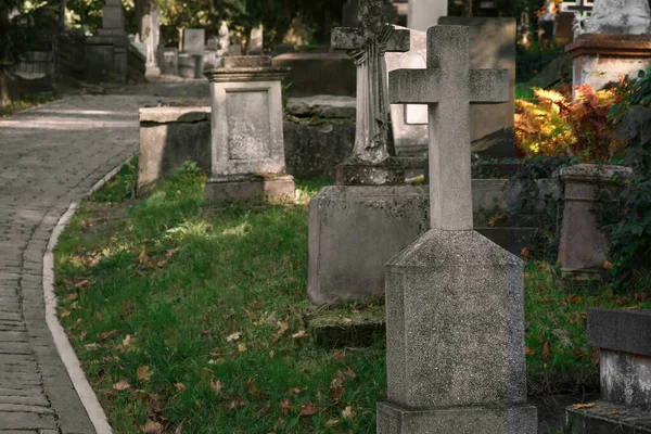 Güneşli Bir Günde Granit Mezar Taşları Kaldırımlı Patika Manzarası Cenaze — Stok fotoğraf