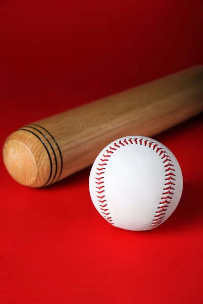 Drewniany Kij Baseballowy Piłka Czerwonym Tle Sprzęt Sportowy — Zdjęcie stockowe