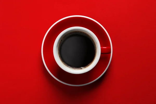 Cup Aromatic Coffee Red Background Top View — Foto de Stock