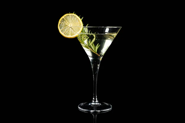 Martini Cocktail Avec Tranche Citron Romarin Sur Fond Noir — Photo