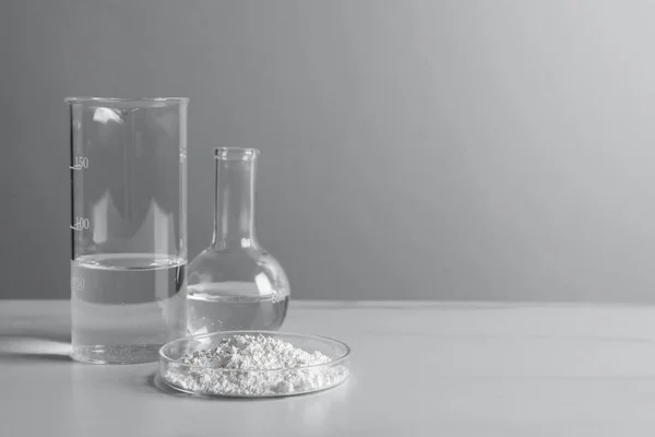 Piatto Petri Con Polvere Carbonato Calcio Bicchieri Laboratorio Tavola Bianca — Foto Stock