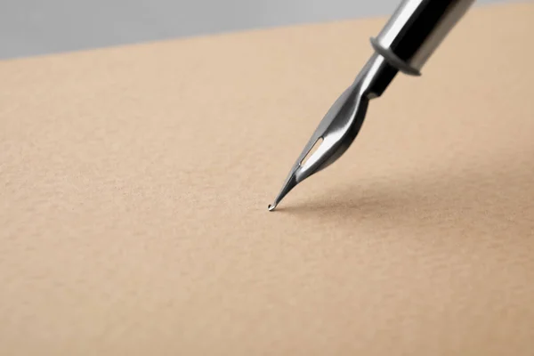 Escrevendo Folha Papel Com Caneta Tinteiro Close Espaço Para Texto — Fotografia de Stock