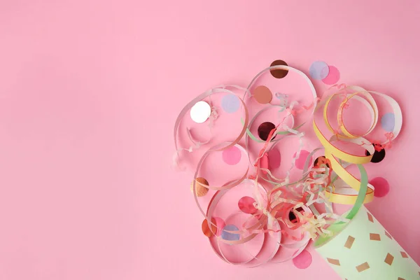 Mooie Serpentijn Confetti Barsten Uit Partij Popper Roze Achtergrond Plat — Stockfoto