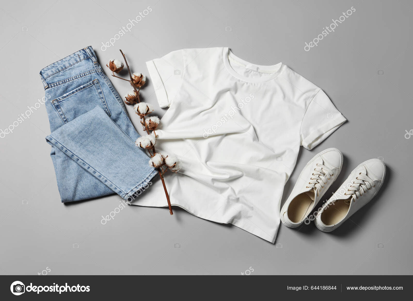 Κομψό Shirt Τζιν Και Sneakers Ανοιχτό Γκρι Φόντο Επίπεδο Lay — Φωτογραφία  Αρχείου © NewAfrica #644186844