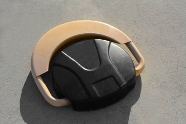 Dışarıdaki asfaltta durmayan yol tabelası olan park engeli, manzaranın üstünde.