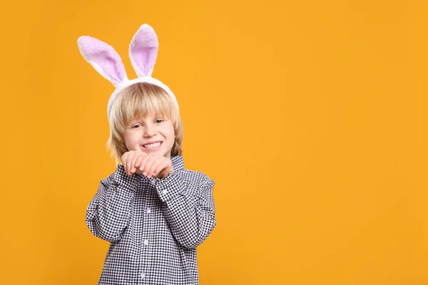 Glücklicher Junge Mit Häschenohren Stirnband Auf Orangefarbenem Hintergrund Platz Für — Stockfoto