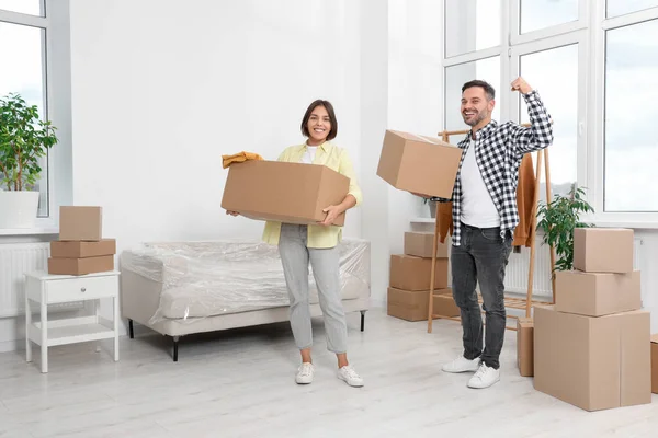 Happy Couple Moving Boxes New Apartment — Stock Photo, Image