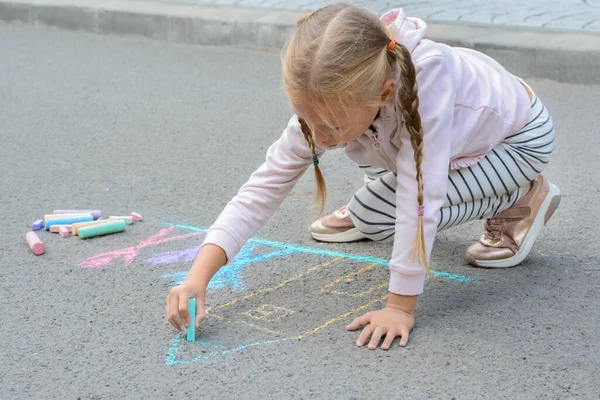 Kleines Kind Zeichnet Glückliche Familie Mit Kreide Auf Asphalt — Stockfoto