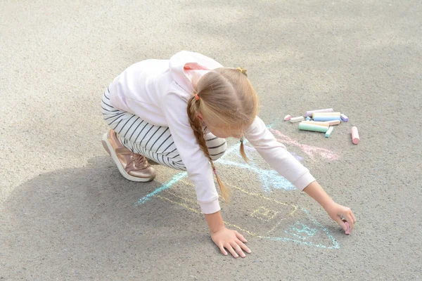 Little Child Drawing Happy Family Chalk Asphalt — ストック写真