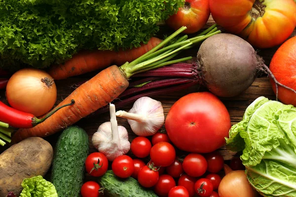 不同的新鲜成熟蔬菜放在桌上 农民的农产品 — 图库照片