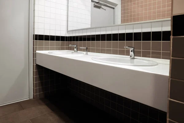 Interiér Veřejné Toalety Umyvadly Zrcadlem — Stock fotografie