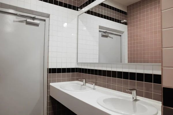 Интерьер Общественного Туалета Раковинами Зеркалом — стоковое фото