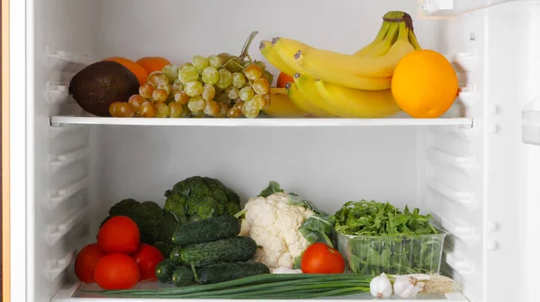 Nevera Abierta Con Diferentes Verduras Frutas Frescas — Foto de Stock