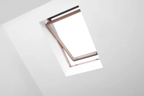 Otevřené Střešní Okno Lampy Šikmém Stropě Podkrovní Místnosti Nízký Úhel — Stock fotografie