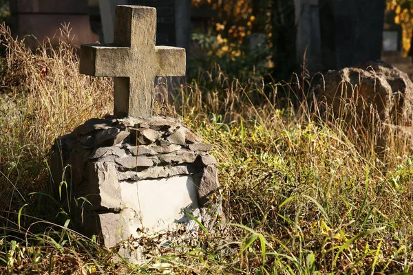 콘크리트 묘비에 묘지에 십자가가 텍스트를 있습니다 장례식 — 스톡 사진