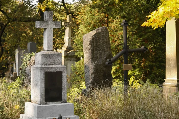 Pedra Tumular Granito Com Cruz Cemitério Cerimônia Funerária — Fotografia de Stock