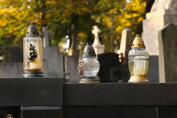 Різні Могильні Ліхтарі Гранітному Надгробку Відкритому Повітрі Церемонія Похорону — стокове фото