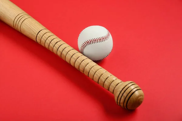 木製の野球帽と赤い背景のボール スポーツ用具 — ストック写真