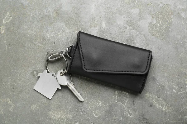 Leather Case Key Grey Textured Table Top View — Stockfoto