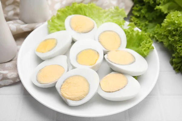 新鮮なゆで卵とレタスを白いタイル張りのテーブルの上で — ストック写真