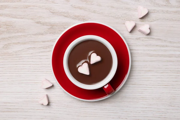 Xícara Chocolate Quente Com Marshmallows Forma Coração Mesa Madeira Branca — Fotografia de Stock
