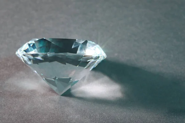 Krásný Oslnivý Diamant Černém Texturovaném Pozadí Detailní Záběr Mezera Pro — Stock fotografie