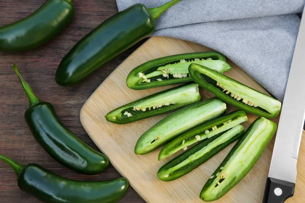 Fresh Green Jalapeno Peppers Wooden Table Flat Lay —  Fotos de Stock