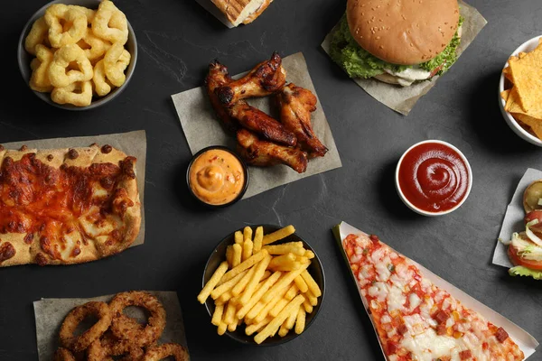 Burger Pizza Andere Fastfood Zwarte Tafel Plat Gelegd — Stockfoto