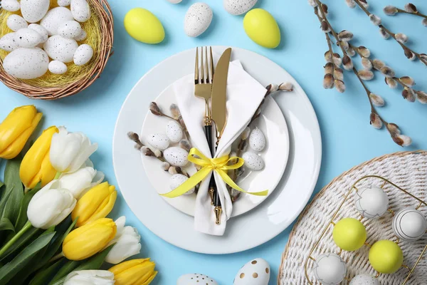 Εορταστική Ρύθμιση Τραπέζι Τουλίπες Και Βαμμένα Αυγά Γαλάζιο Φόντο Επίπεδη — Φωτογραφία Αρχείου