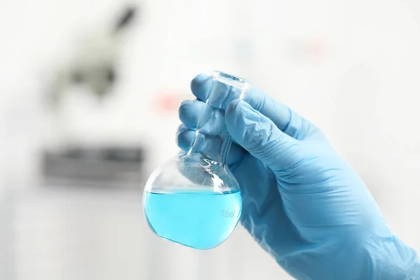 Scientifique Tenant Une Fiole Liquide Bleu Clair Laboratoire Gros Plan — Photo