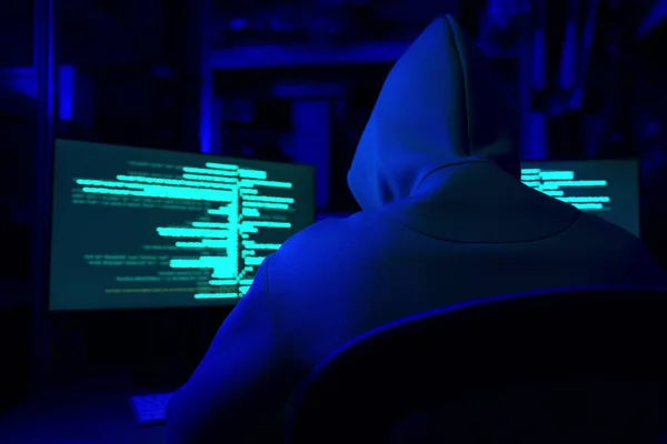Hacker Karanlık Odada Bilgisayarlarla Çalışıyor Siber Saldırı — Stok fotoğraf