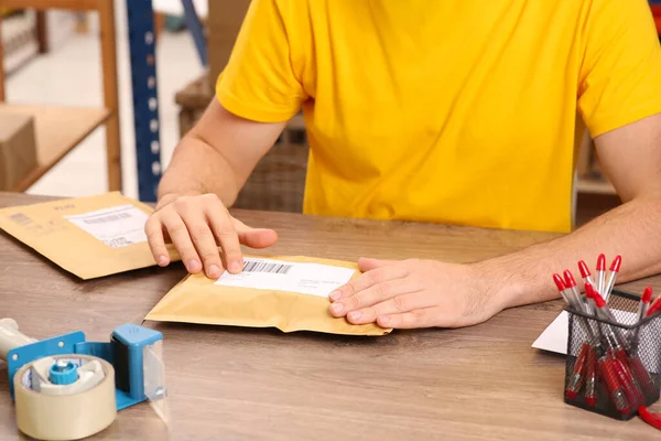 Працівник Поштового Відділення Приклеює Штрих Код Посилку Приміщенні Крупним Планом — стокове фото