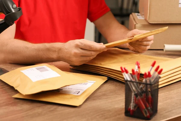 Працівник Поштового Відділення Клейкими Паперовими Пакетами Приміщенні Крупним Планом — стокове фото