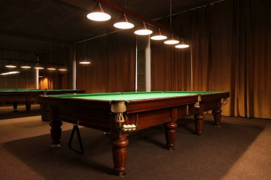 Beyaz topları olan şık bilardo masası.