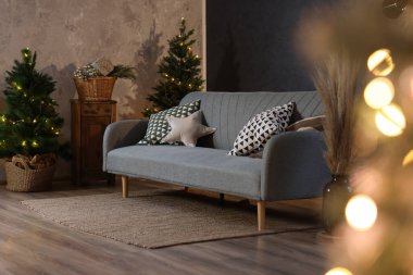 Rahat kanepesi ve Noel ağacı olan şık bir oturma odası. İç tasarım