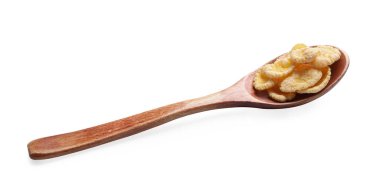 Tahta kaşık, beyaz arka planda gevrek mısır gevreği.