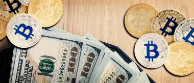 Bitcoins, dolar banknotları ve ahşap arka planda cüzdan, düz yatıyordu. Pankart tasarımı