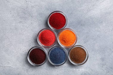 Açık gri masada farklı besin renkleri, düz yatış.