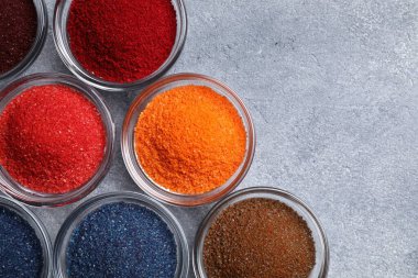 Açık gri masada farklı besin renkleri, düz yatış. Metin için boşluk