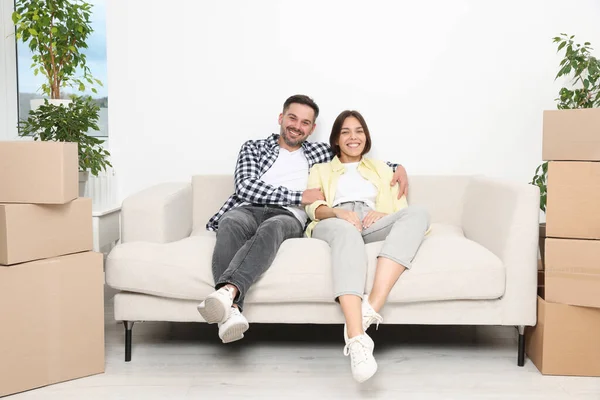 Happy Couple Resting Sofa New Apartment Moving Day — Stock Photo, Image