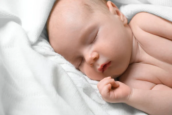Мила Новонароджена Дитина Спить Білій Ковдрі Крупним Планом — стокове фото