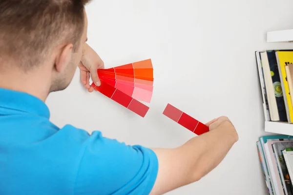 Man Met Palet Kiezen Kleur Voor Het Schilderen Van Muur — Stockfoto