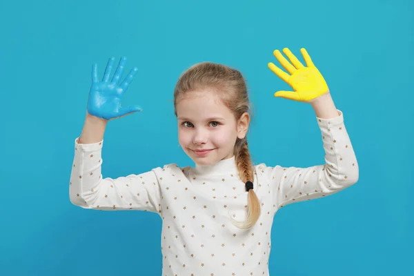 Kleines Mädchen Mit Händen Die Den Farben Der Ukrainischen Flagge — Stockfoto