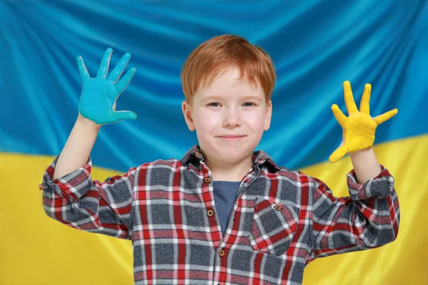 Malý Chlapec Malovanýma Rukama Poblíž Ukrajinské Vlajky Láska Ukrajina Koncept — Stock fotografie