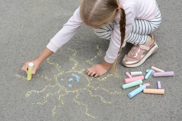 Kleines Kind Zeichnet Sonne Mit Kreide Auf Asphalt — Stockfoto
