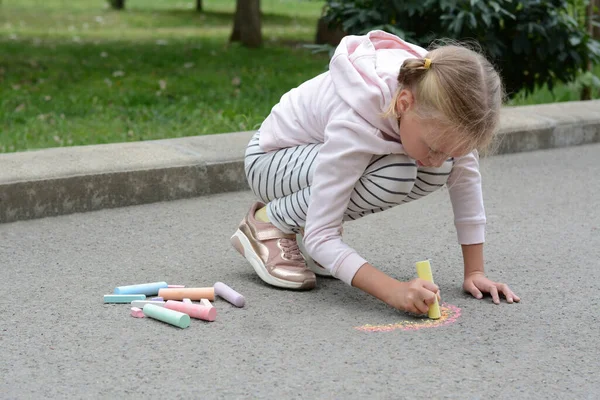 Kleines Kind Zeichnet Regenbogen Mit Kreide Auf Asphalt — Stockfoto