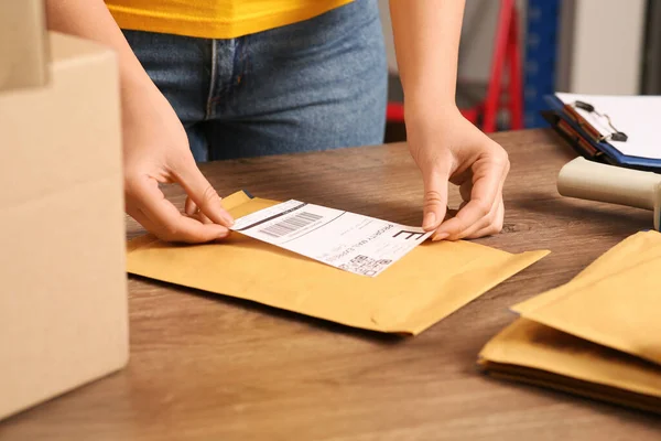 Postangestellte Klebt Barcode Auf Paket Schalter Drinnen Nahaufnahme — Stockfoto