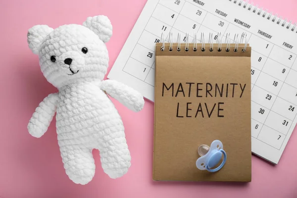 Toy Bear Calendar Notepad Text Maternity Leave Pacifier Pink Background — Stock Photo, Image